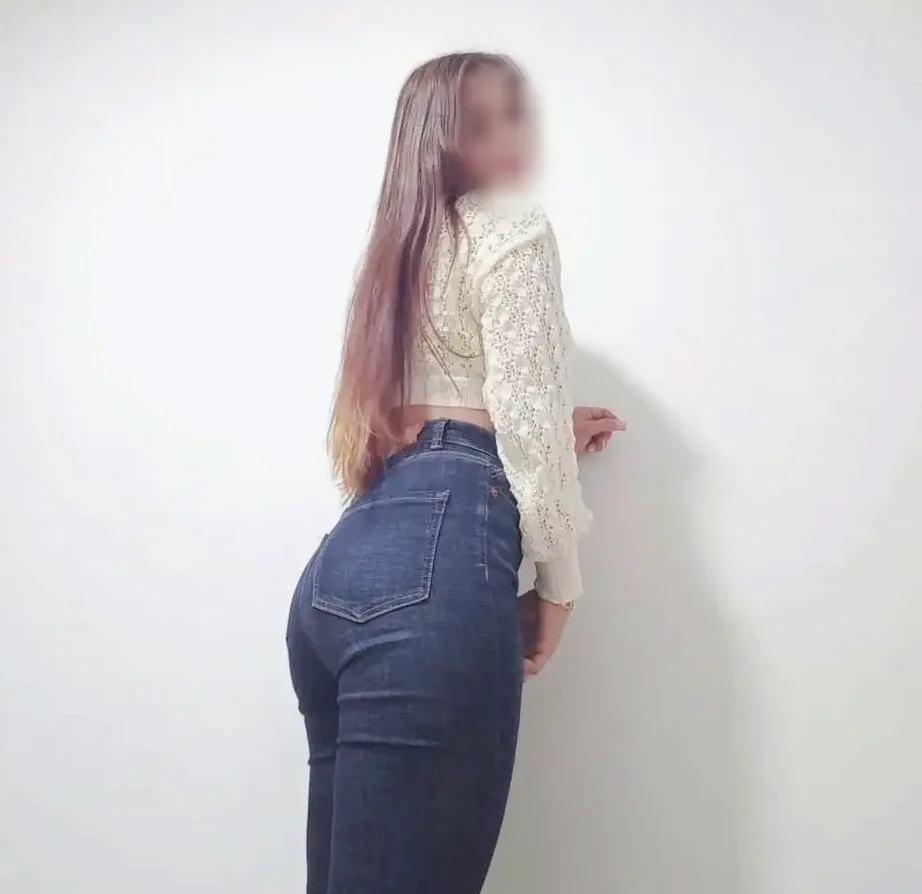 Katie, 28